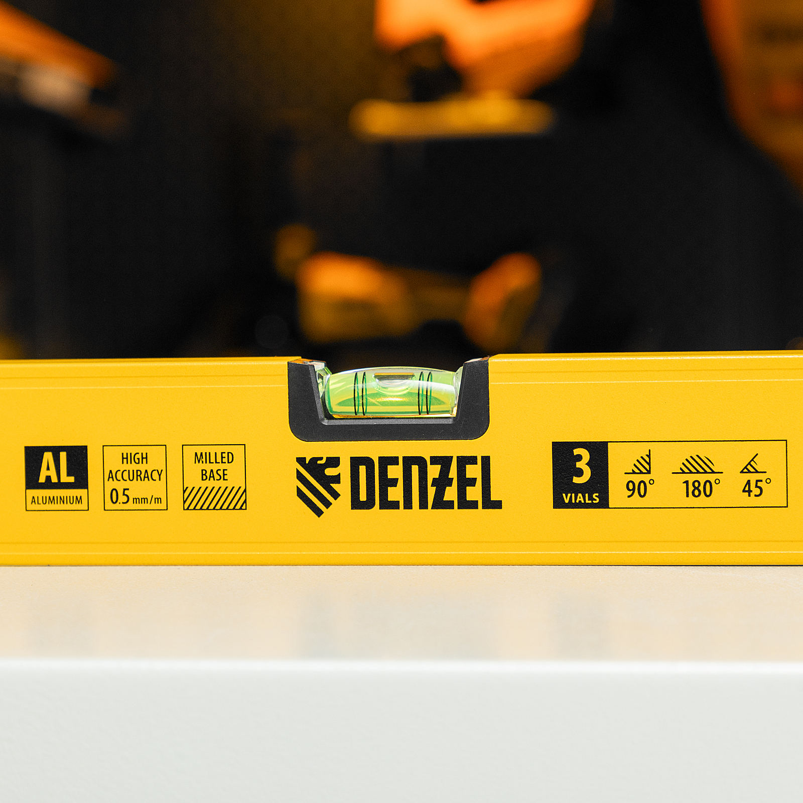 Уровень алюминиевый, магнит, фрезерованный, 3 глазка (1 зеркал.), 0,5 мм/м, 1200 мм Denzel