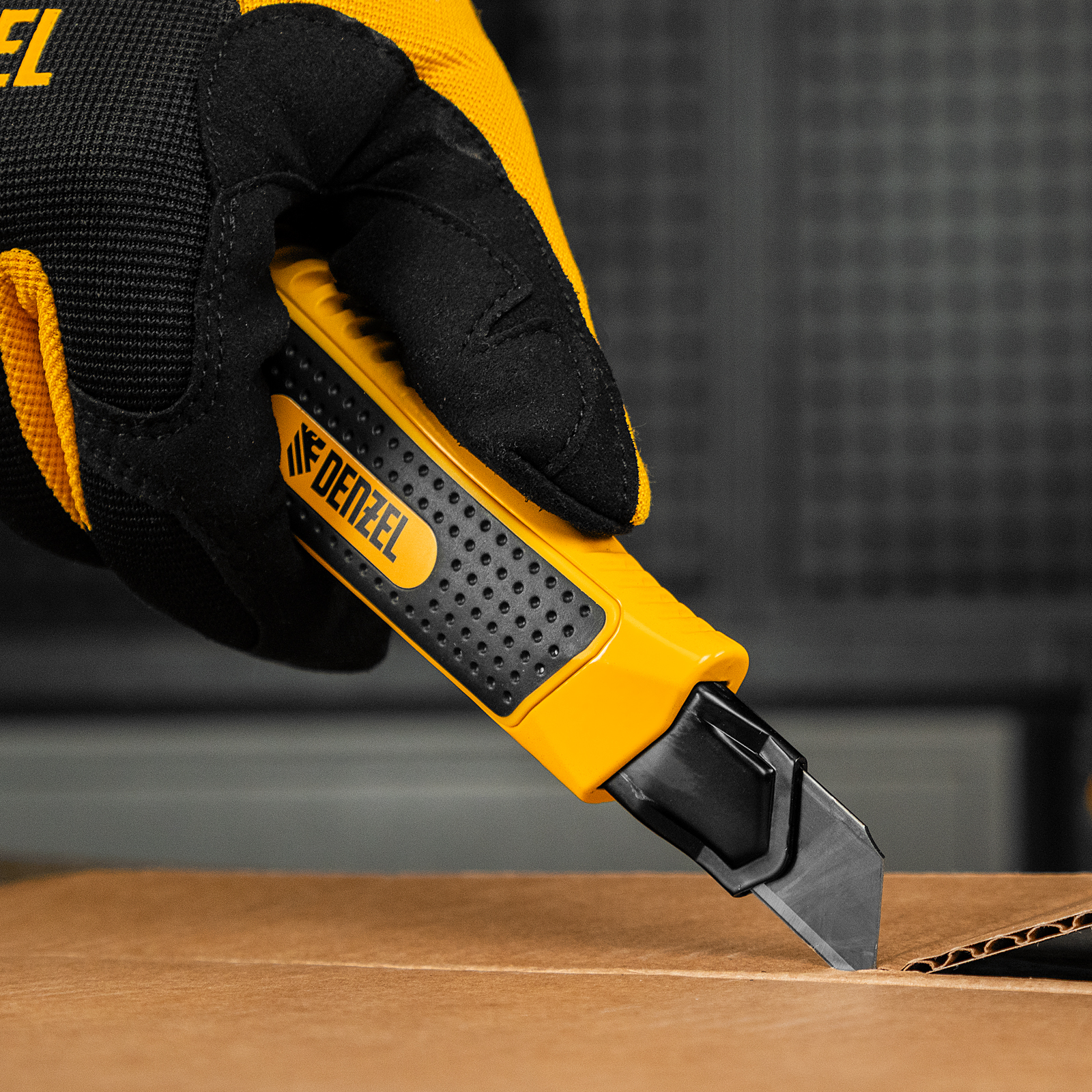 Нож, 18 мм, сменное лезвие, SK4, корпус из цинкового сплава + TPR, торцевой зажим Denzel