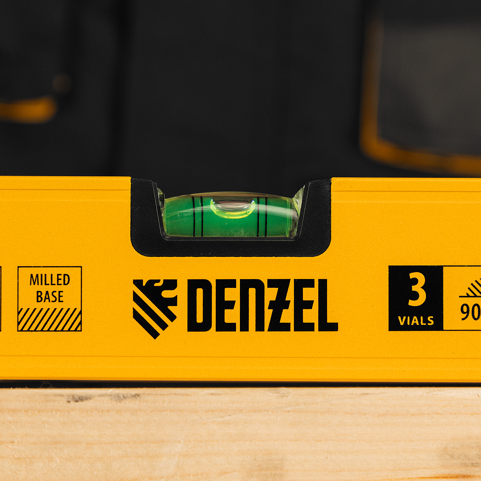 Уровень алюминиевый, магнит, фрезерованный, 3 глазка (1 зеркал.), 0,5 мм/м, 800 мм Denzel