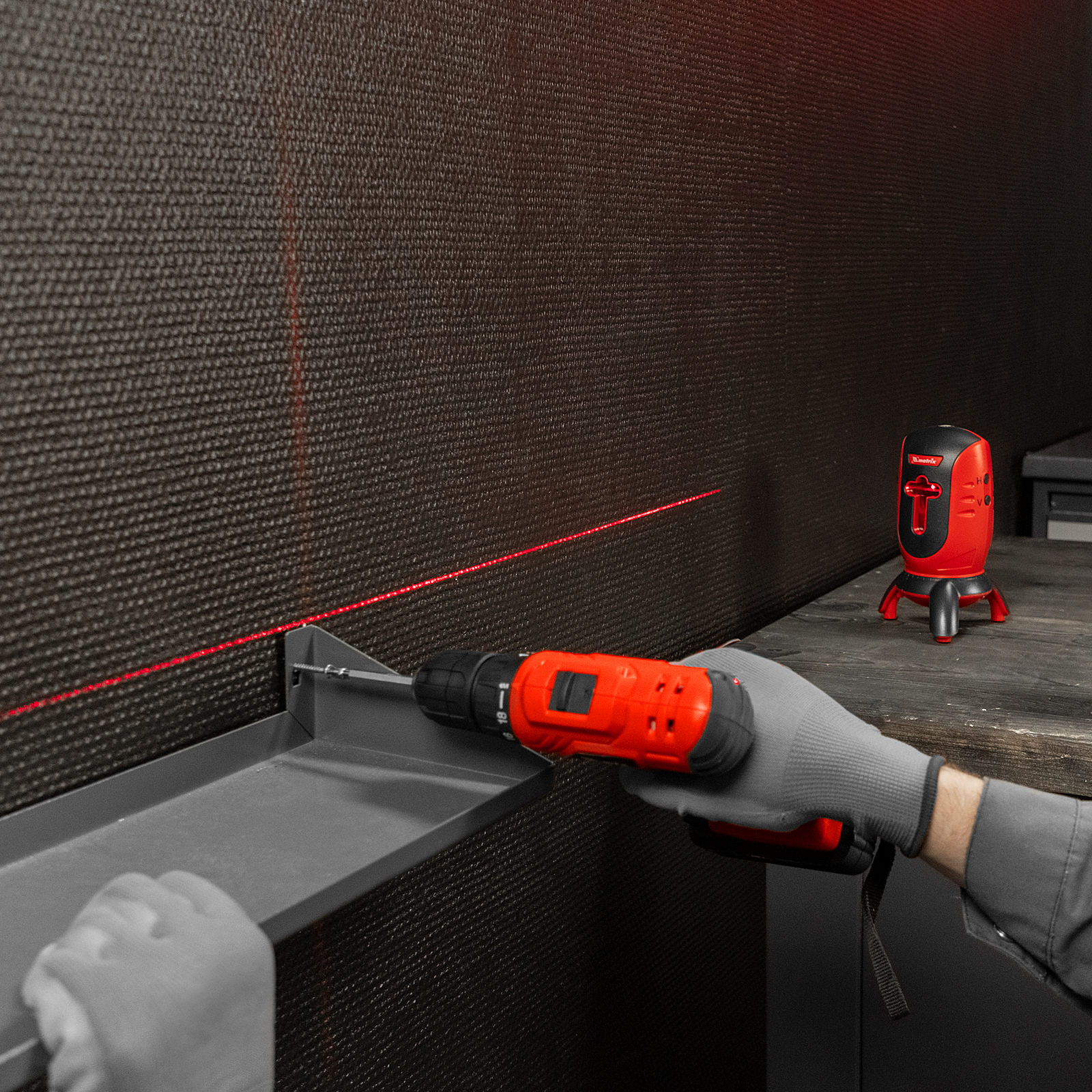 Уровень лазерный ML01T, дальность 10 м, точность ± 0,5 мм, / 1 м, длина волны 650 нм, проекция 1 вертикальная 1 горизонтальная плоскость, резьба под штатив 5/8" Matrix