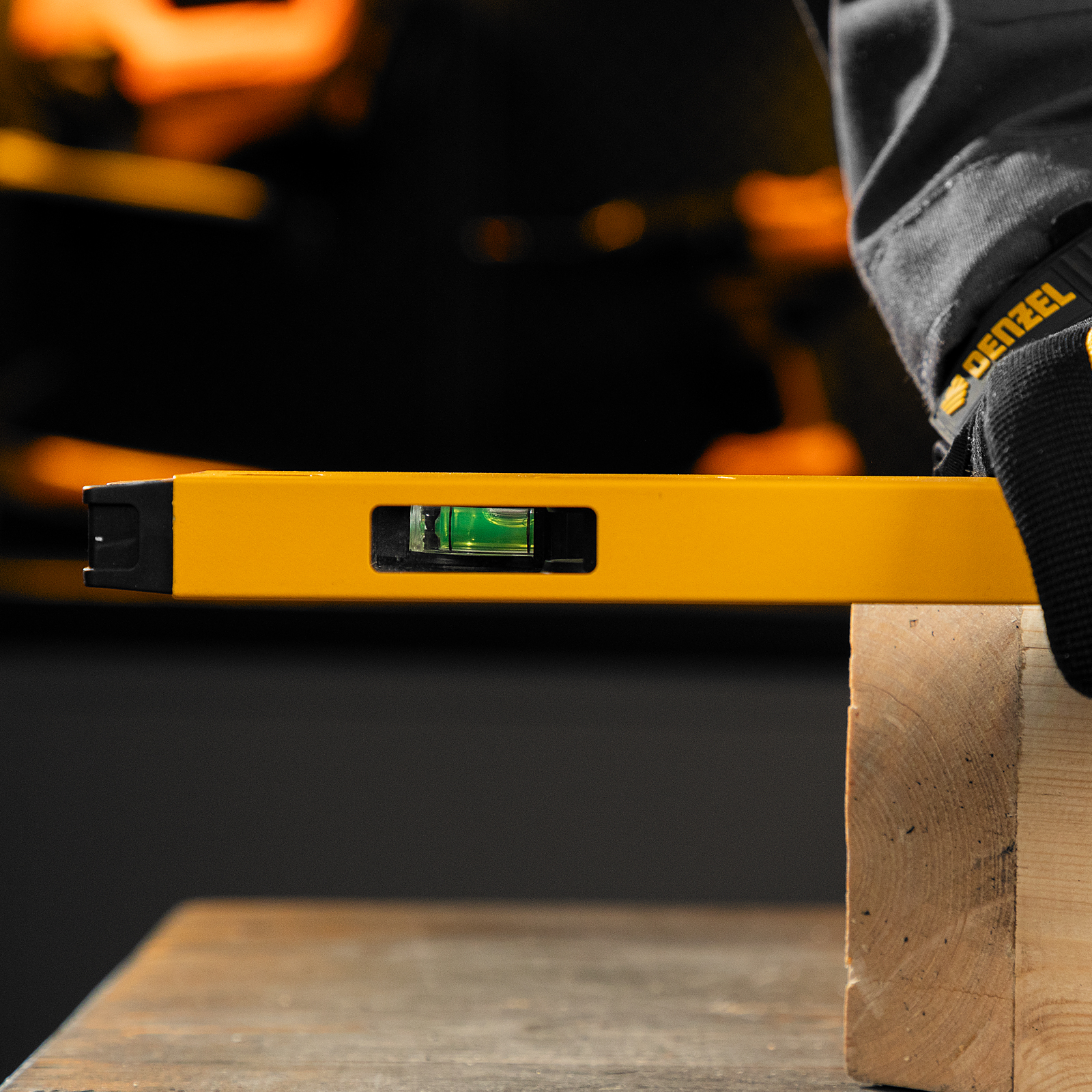 Уровень алюминиевый, магнит, фрезерованный, 3 глазка (1 зеркал.), 0,5 мм/м, 600 мм Denzel