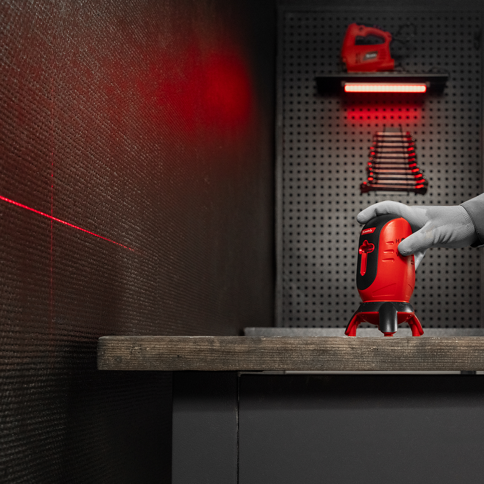 Уровень лазерный ML01T, дальность 10 м, точность ± 0,5 мм, / 1 м, длина волны 650 нм, проекция 1 вертикальная 1 горизонтальная плоскость, резьба под штатив 5/8" Matrix