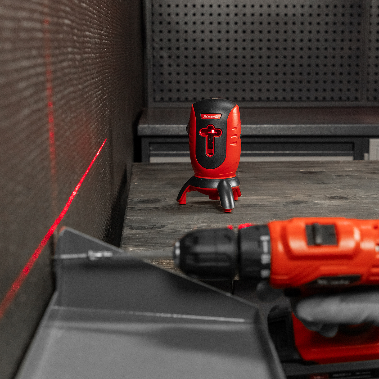 Уровень лазерный ML01T, дальность 10 м, точность ± 0,5 мм, / 1 м, длина волны 650 нм, проекция 1 вертикальная 1 горизонтальная плоскость, резьба под штатив 5/8" Matrix