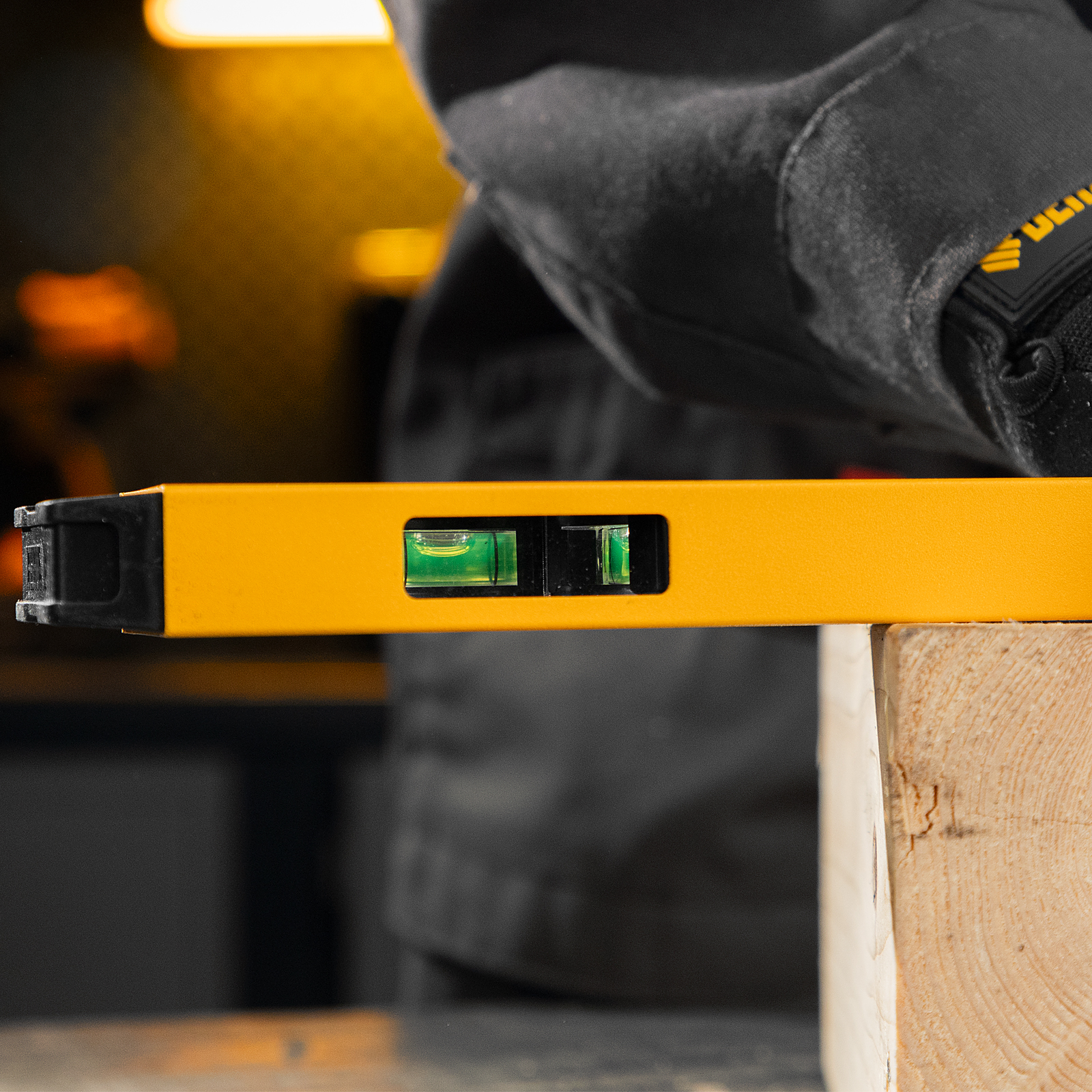 Уровень алюминиевый, магнит, фрезерованный, 3 глазка (1 зеркал.), 0,5 мм/м, 800 мм Denzel