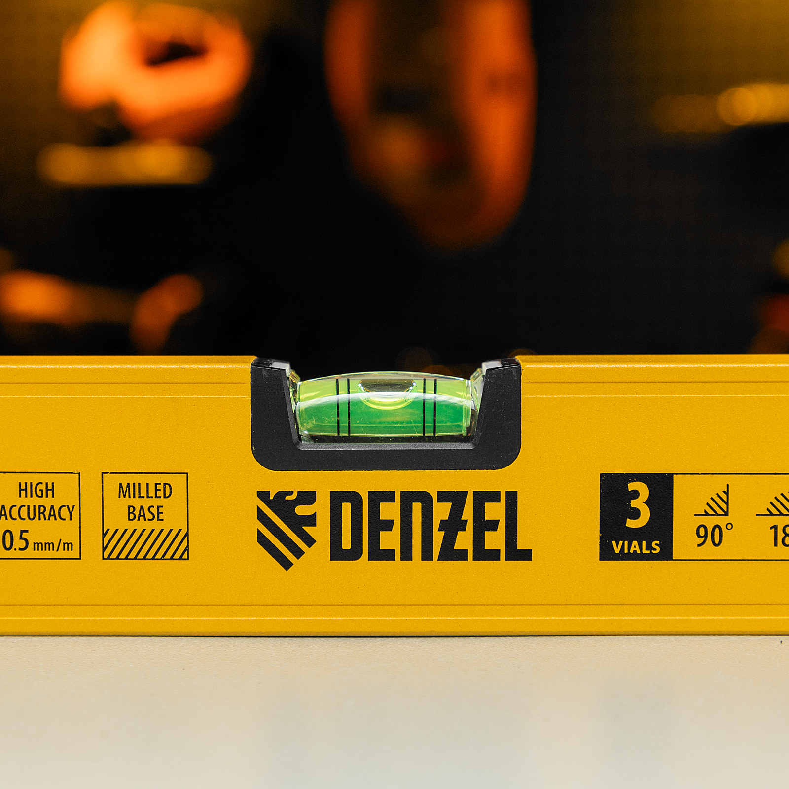 Уровень алюминиевый, магнит, фрезерованный, 3 глазка (1 зеркал.), 0,5 мм/м, 1000 мм Denzel