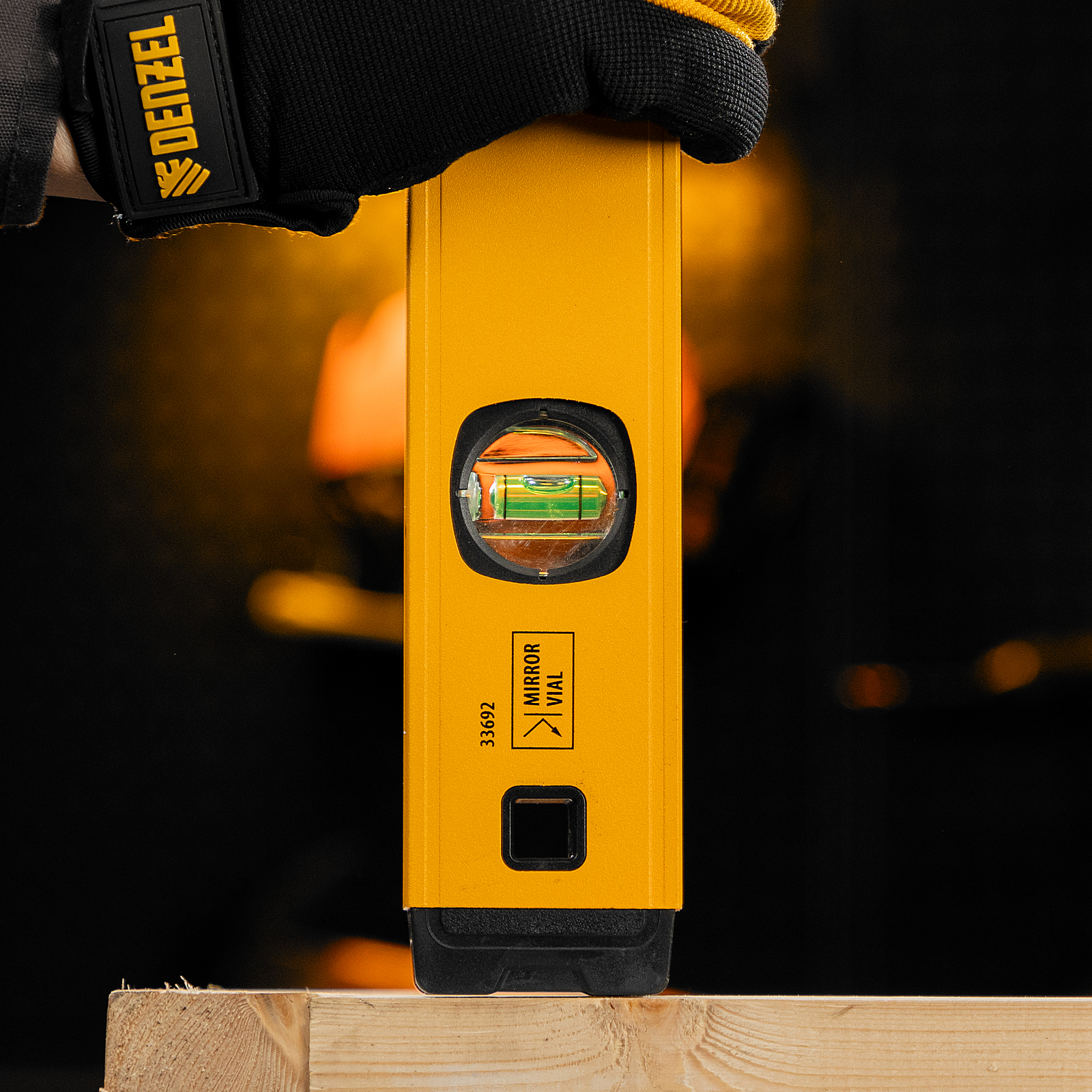 Уровень алюминиевый, магнит, фрезерованный, 3 глазка (1 зеркал.), 0,5 мм/м, 800 мм Denzel