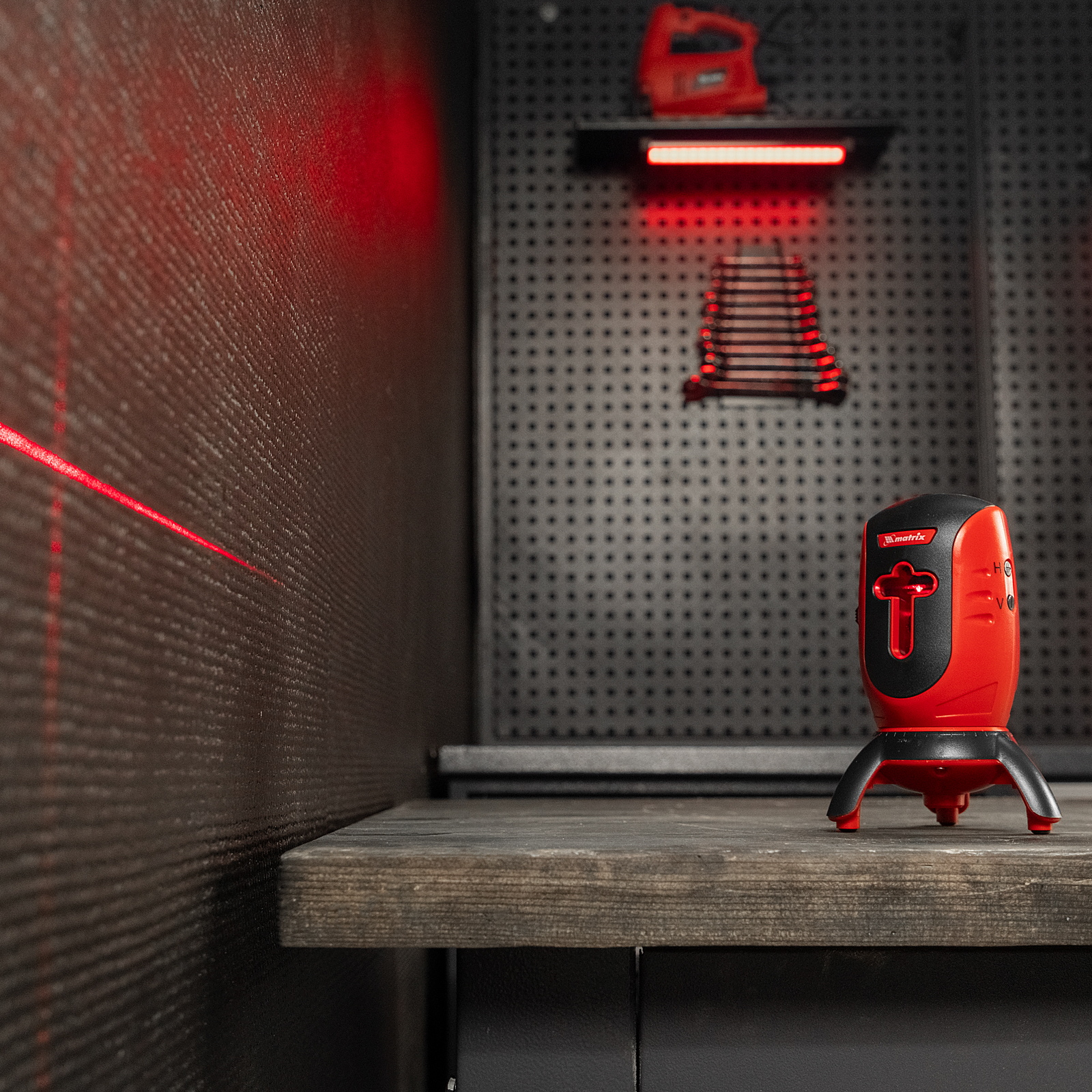 Уровень лазерный ML01T, дальность 10 м, точность ± 0,5 мм, / 1 м, длина волны 650 нм, проекция 1 вертикальная 1 горизонтальная плоскость, резьба под штатив 5/8" Matrix