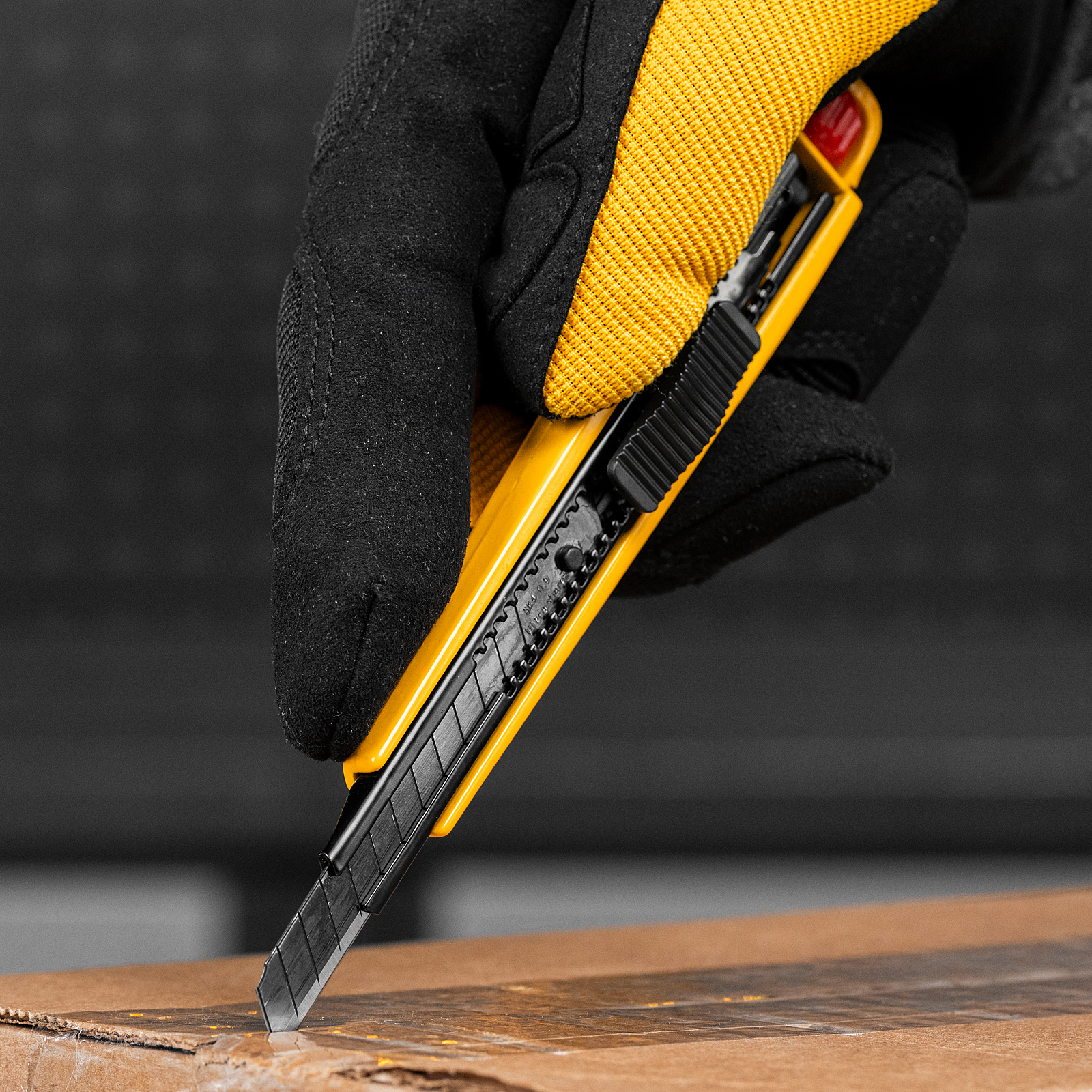 Нож, 9 мм, сменное лезвие, SK4, алюминиевый корпус, торцевой зажим Denzel