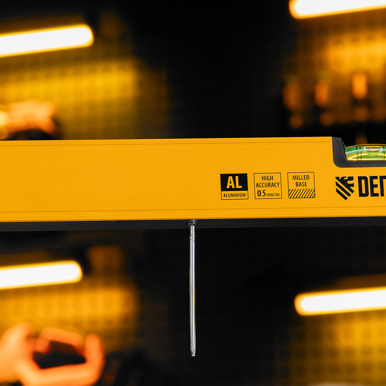 Уровень алюминиевый, магнит, фрезерованный, 3 глазка (1 зеркал.), 0,5 мм/м, 800 мм Denzel