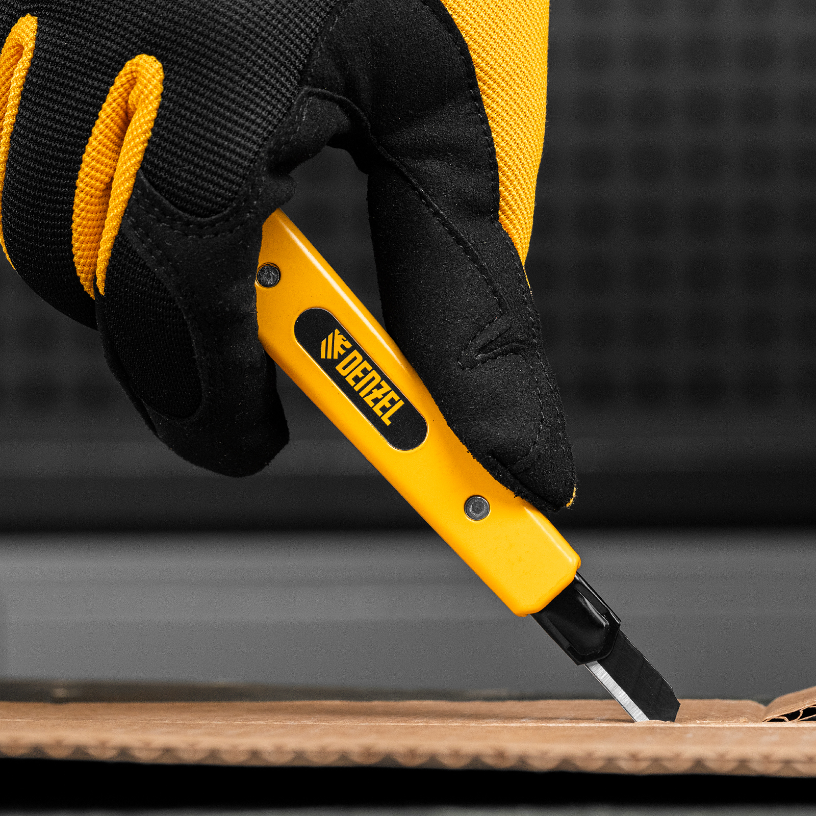 Нож, 9 мм, сменное лезвие, SK4, алюминиевый корпус, торцевой зажим Denzel