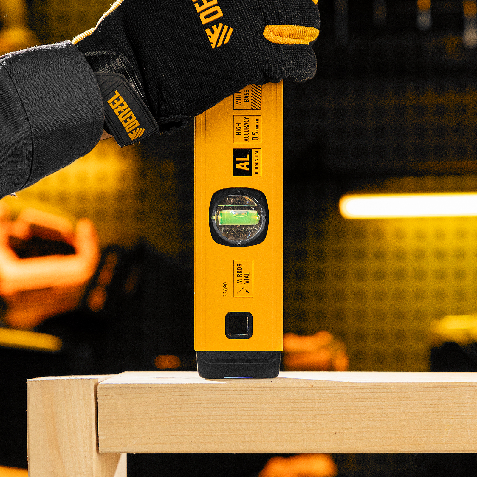 Уровень алюминиевый, магнит., фрезерованный, 3 глазка (1 зеркал.), 0,5 мм/м, 400 мм Denzel