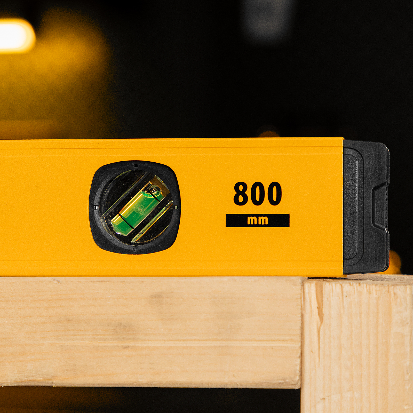 Уровень алюминиевый, магнит, фрезерованный, 3 глазка (1 зеркал.), 0,5 мм/м, 800 мм Denzel