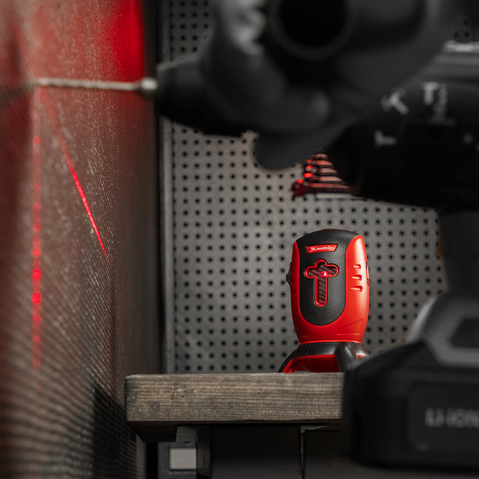 Уровень лазерный ML01T, дальность 10 м, точность ± 0,5 мм, / 1 м, длина волны 650 нм, проекция 1 вертикальная 1 горизонтальная плоскость, резьба под штатив 5/8" Matrix