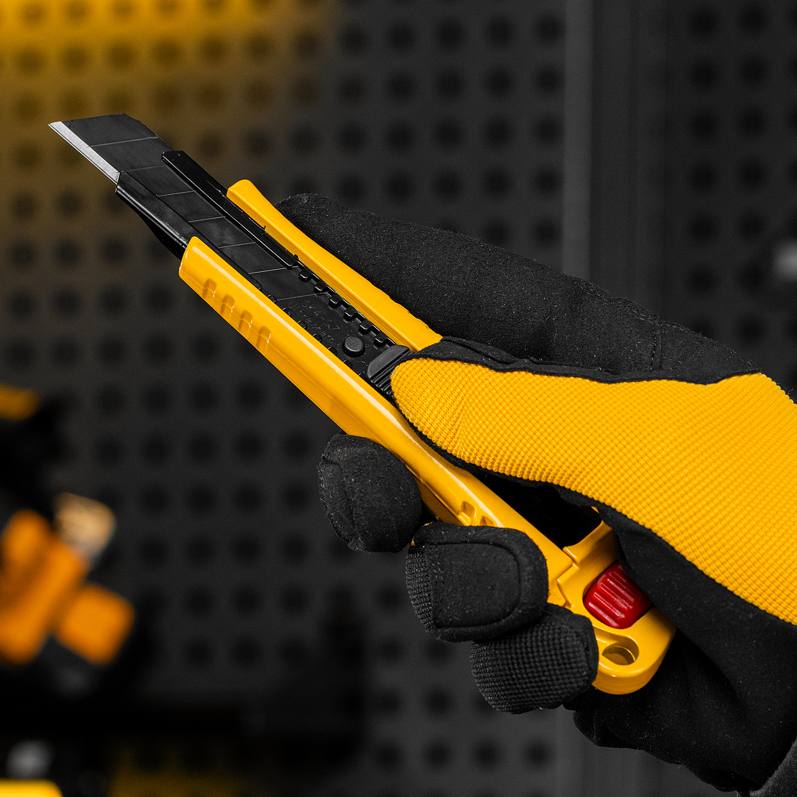 Нож, 18 мм, сменное лезвие, SK4, корпус из цинкового сплава + TPR, торцевой зажим Denzel