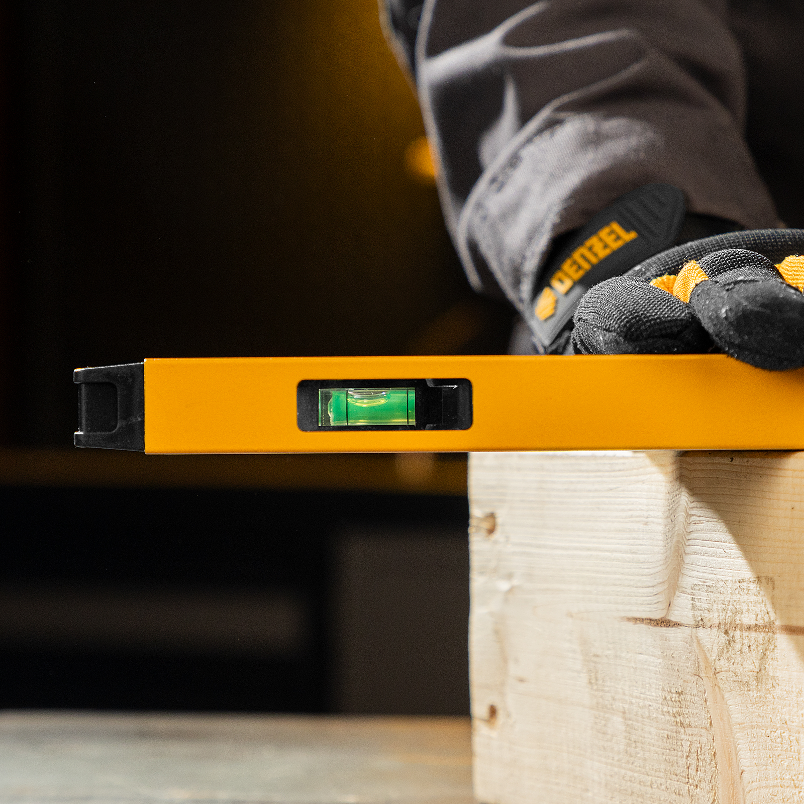 Уровень алюминиевый, магнит., фрезерованный, 3 глазка (1 зеркал.), 0,5 мм/м, 400 мм Denzel