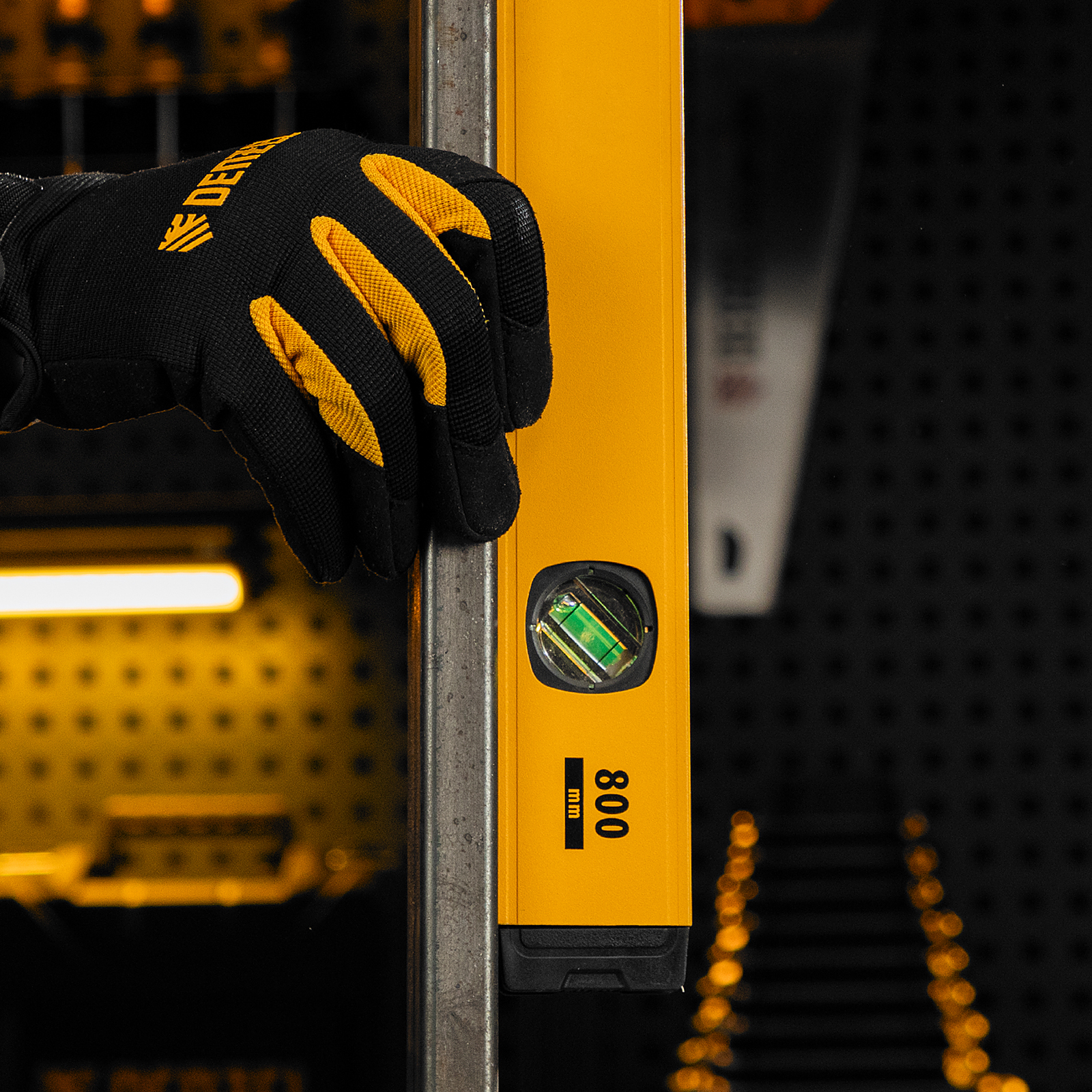 Уровень алюминиевый, магнит, фрезерованный, 3 глазка (1 зеркал.), 0,5 мм/м, 800 мм Denzel