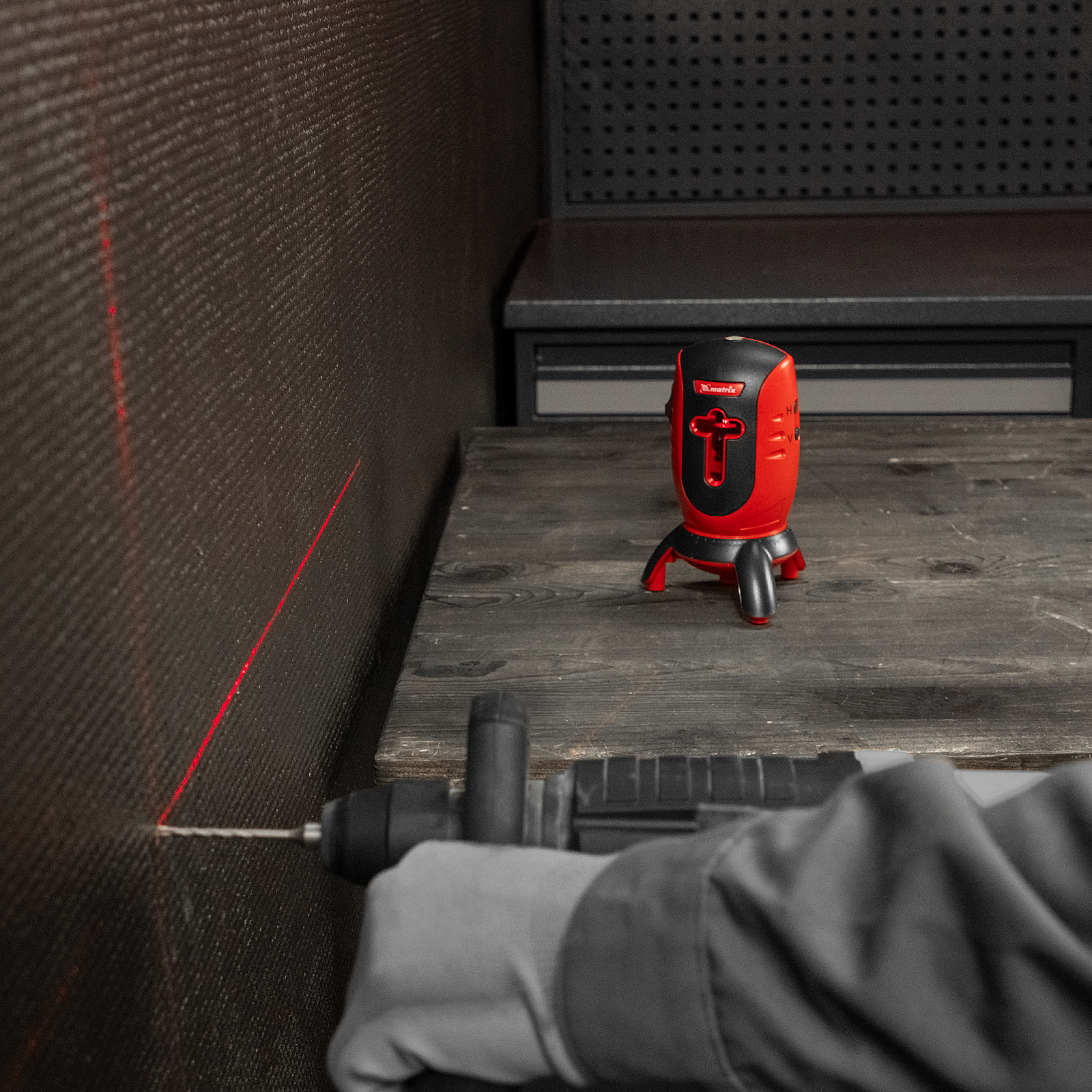 Уровень лазерный ML01T, дальность 10 м, точность ± 0,5 мм, / 1 м, длина волны 650 нм, проекция 1 вертикальная 1 горизонтальная плоскость, резьба под штатив 5/8" Matrix