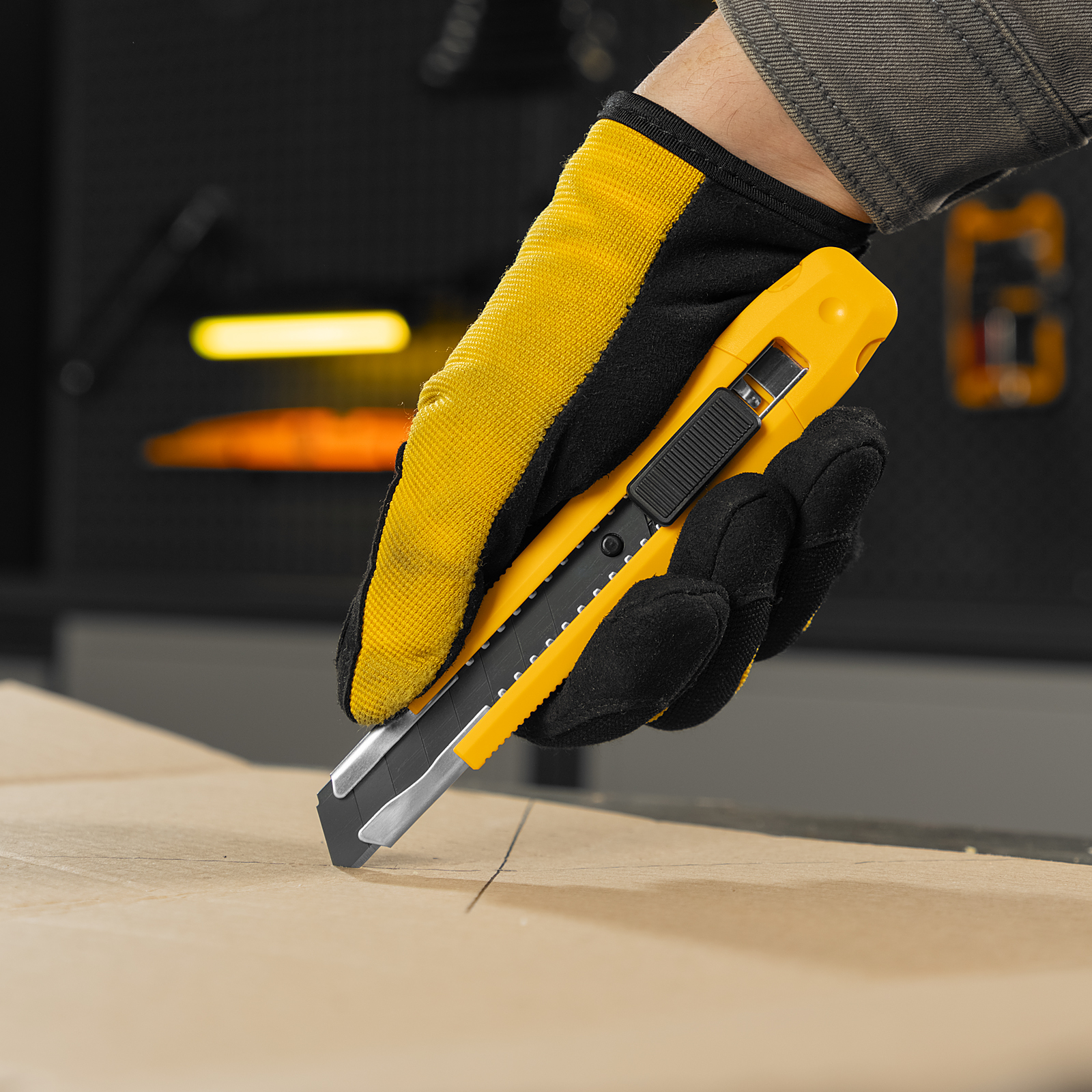 Нож, 18 мм, сменное лезвие, SK4, метал. направляющая, клипса, нажимной фиксатор// Denzel