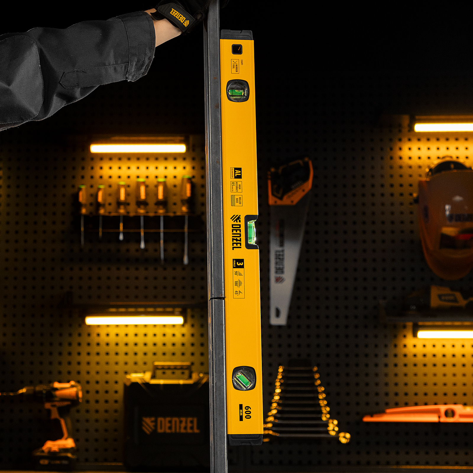 Уровень алюминиевый, магнит, фрезерованный, 3 глазка (1 зеркал.), 0,5 мм/м, 600 мм Denzel