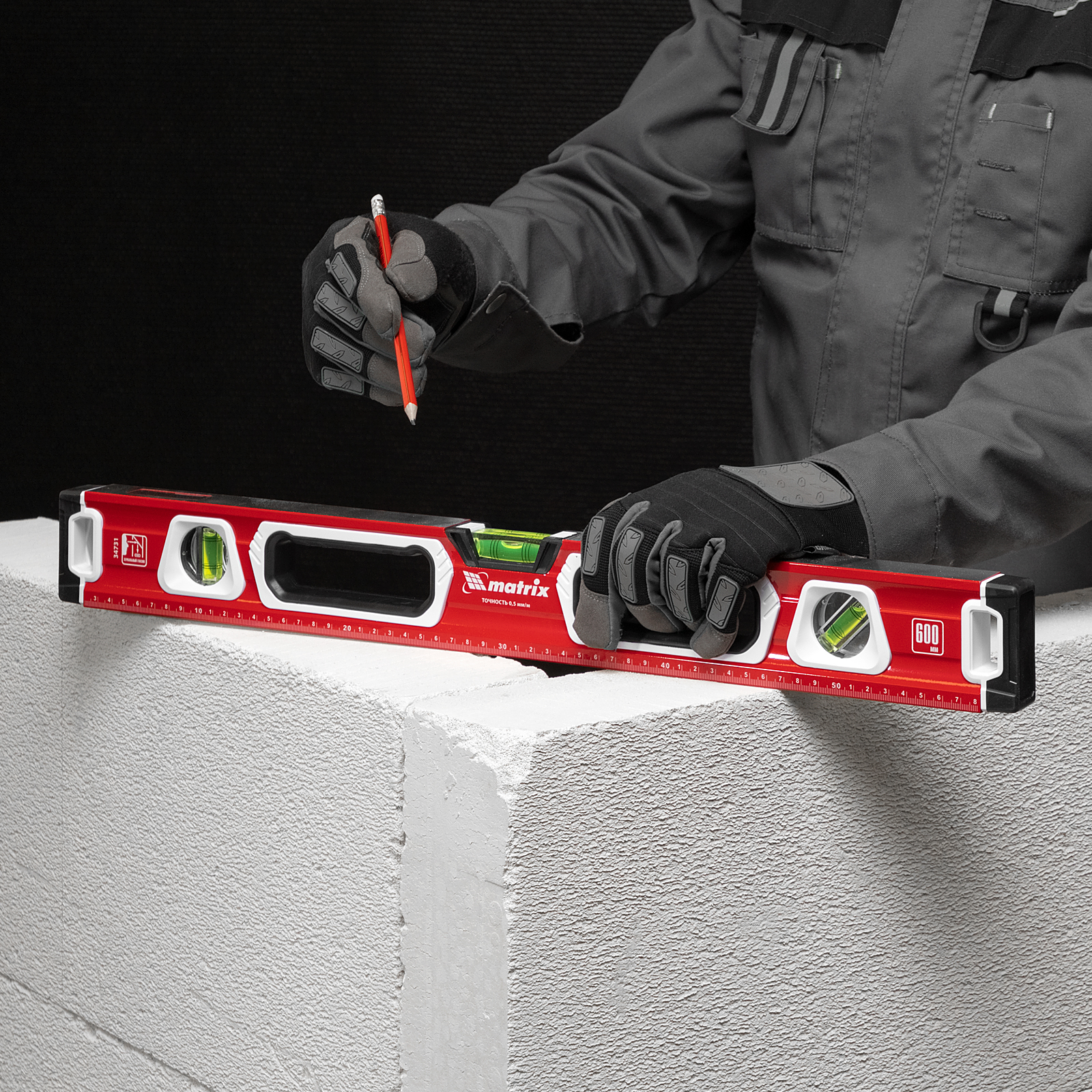 Уровень алюминиевый, магнит, фрезерованный, 3 глазка (1 зеркальный), двухкомпонентные рукоятки, 600 мм Matrix