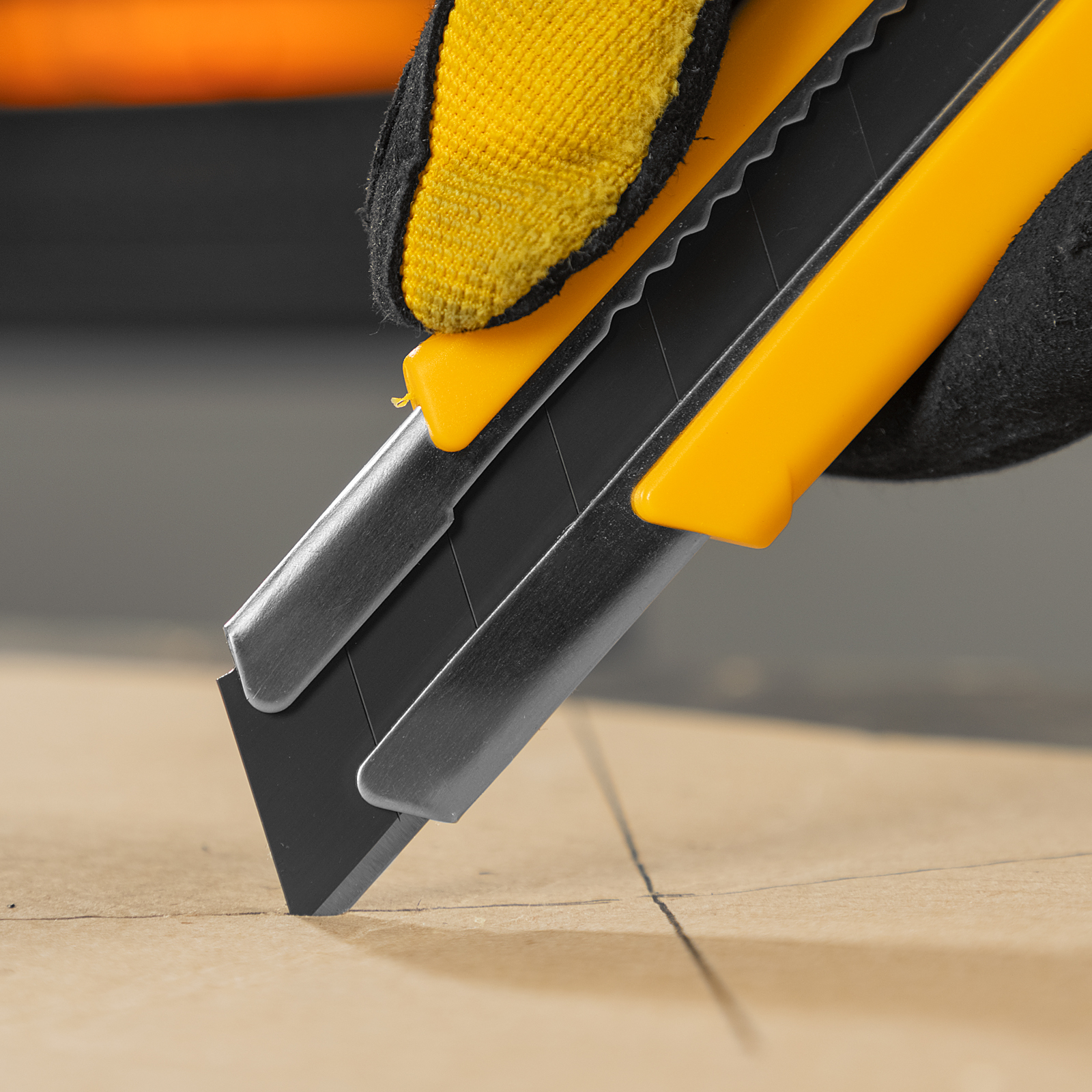 Нож, 25 мм, сменное лезвие, SK4, корпус из TPR, метал. направляющая, винтовой фиксатор// Denzel