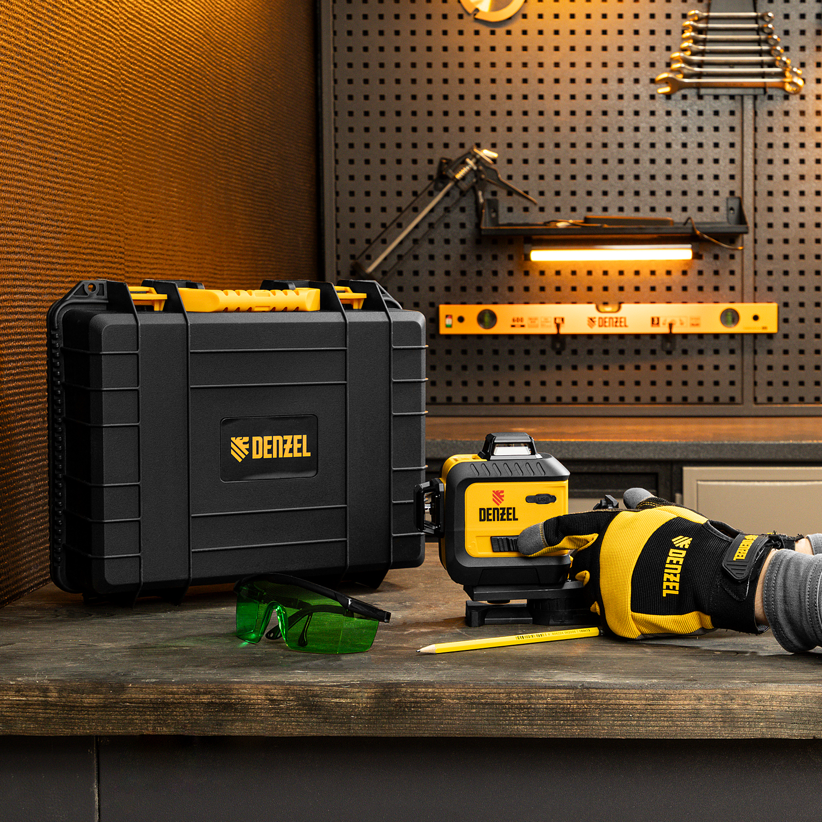 Лазерный уровень мультипризм. LXI 360-2 Green, 30 м, 520 нм, акк. Li 2800 mAh, резьба 1/4"// Denzel