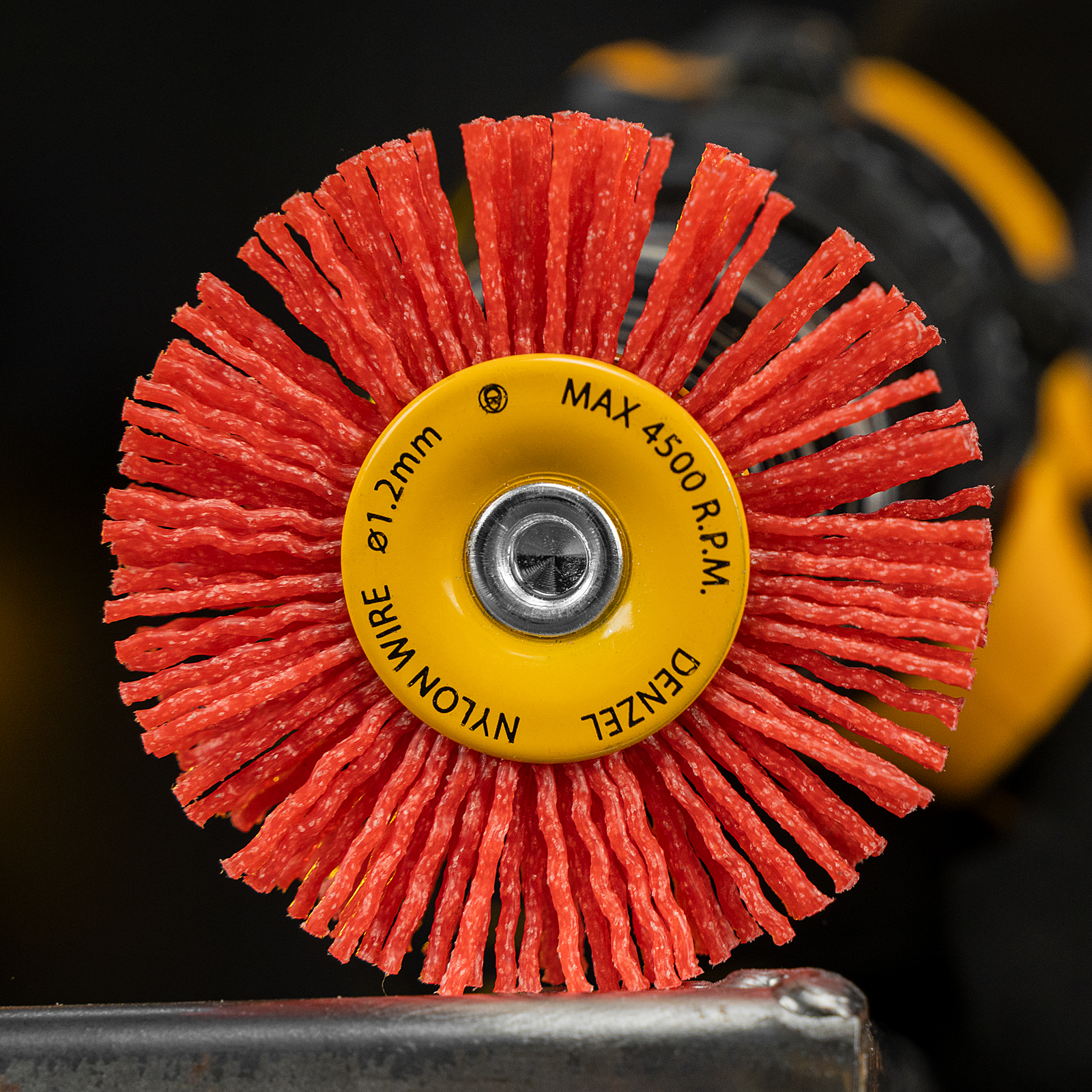 Щетка для дрели, 65 мм, Плоская, со шпилькой, нейлоновая щетина Denzel