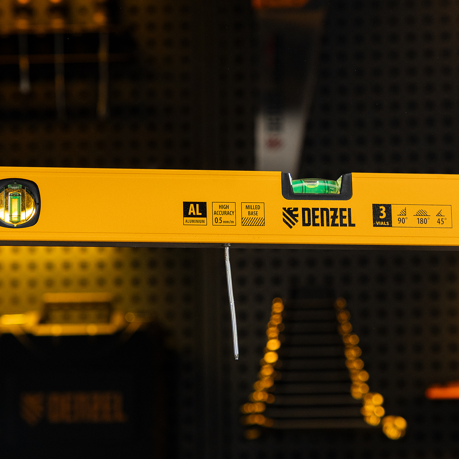 Уровень алюминиевый, магнит, фрезерованный, 3 глазка (1 зеркал.), 0,5 мм/м, 600 мм Denzel