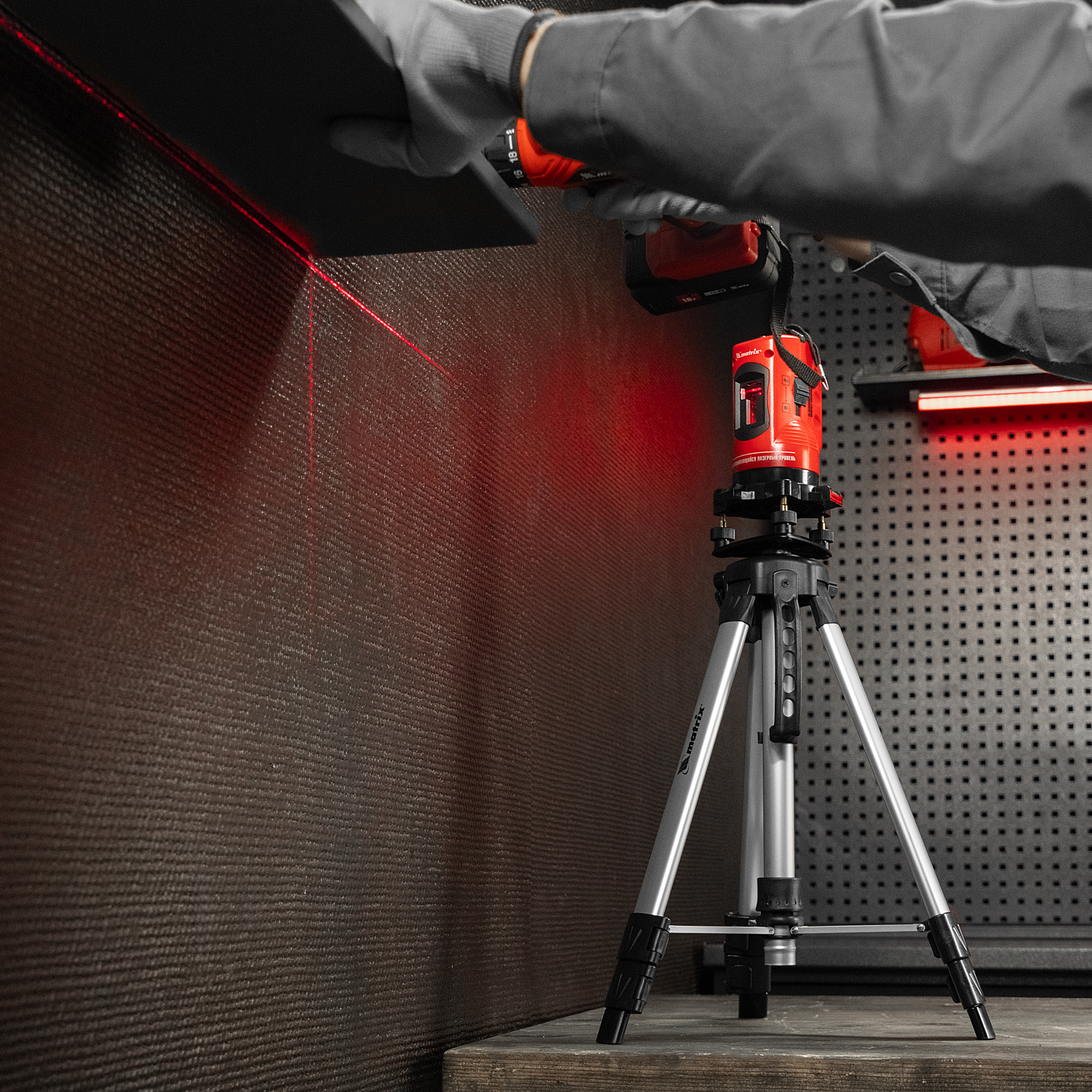 Уровень лазерный самовыравнивающийся, 150 мм, штатив 1150 мм, набор в пластиковом кейсе Matrix