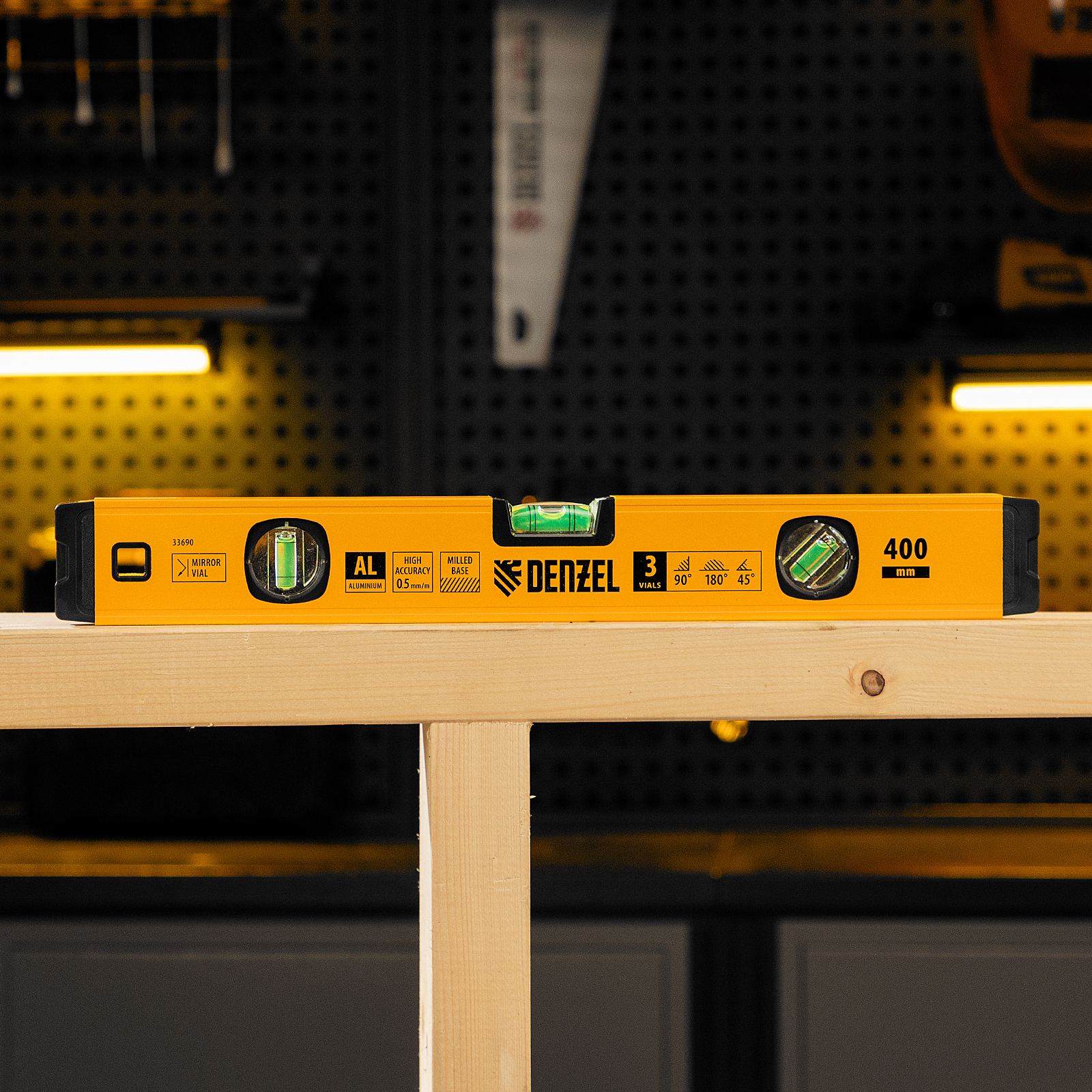 Уровень алюминиевый, магнит., фрезерованный, 3 глазка (1 зеркал.), 0,5 мм/м, 400 мм Denzel