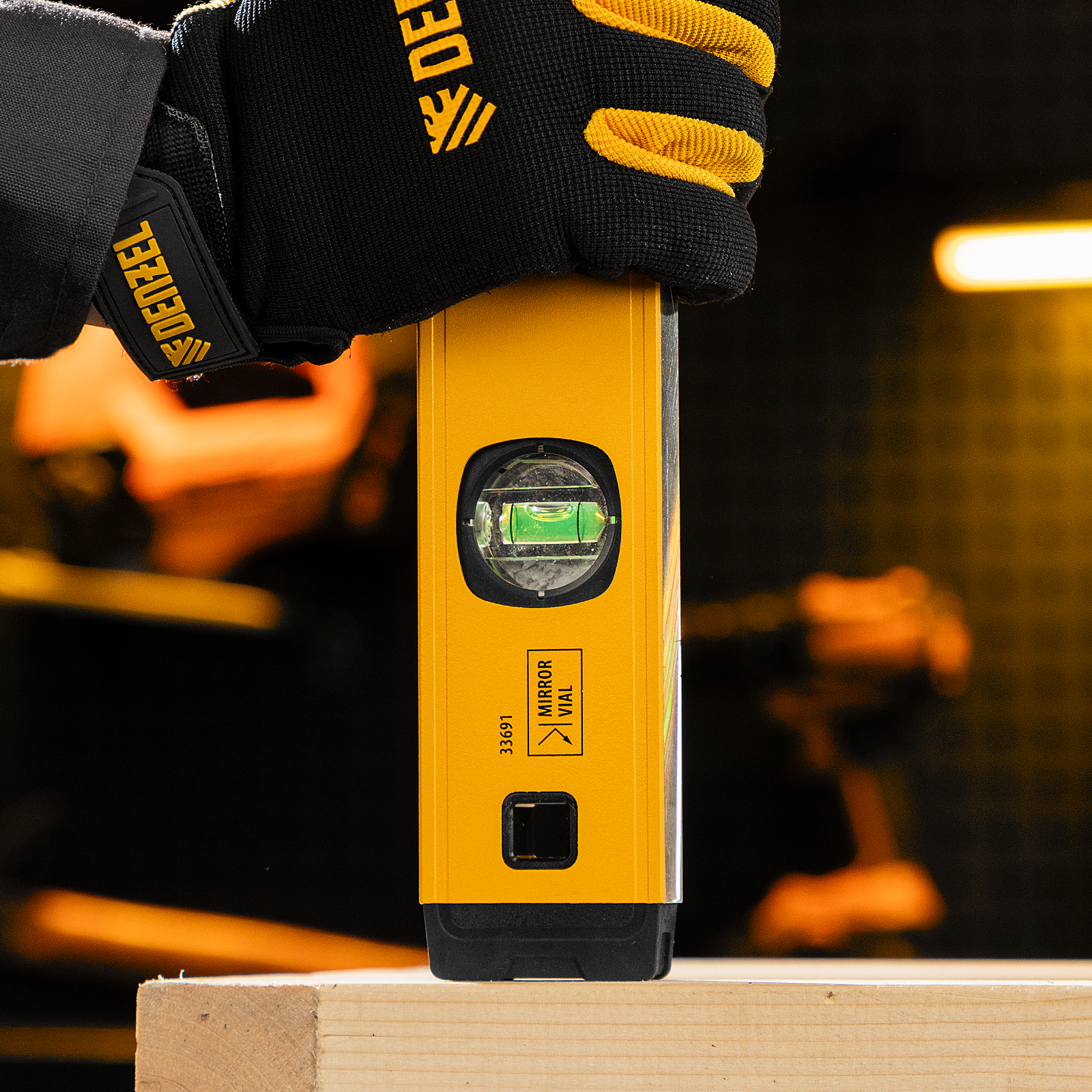 Уровень алюминиевый, магнит, фрезерованный, 3 глазка (1 зеркал.), 0,5 мм/м, 600 мм Denzel